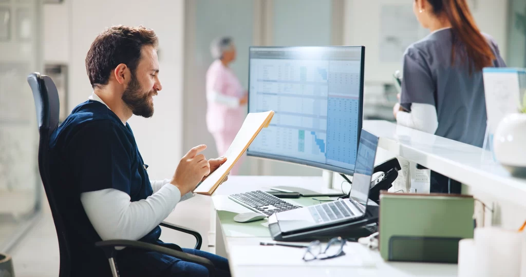 Um médico acessando o sistema da Digitalclin